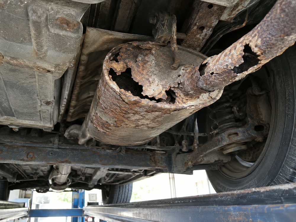 The worn exhaust, before the work